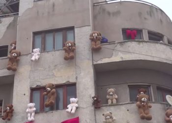 Ce ne învață despre ideologie și psihanaliză ursuleții-horror spânzurați în Târgul de Crăciun