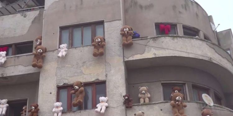 Ce ne învață despre ideologie și psihanaliză ursuleții-horror spânzurați în Târgul de Crăciun