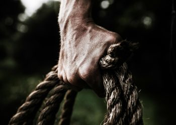 Pactul incestual al puterii și sacrificarea victimei